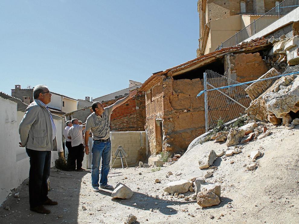 Técnicos de la DPT, acompañados por el alcalde y varios concejales, visitaron ayer la zona afectada.