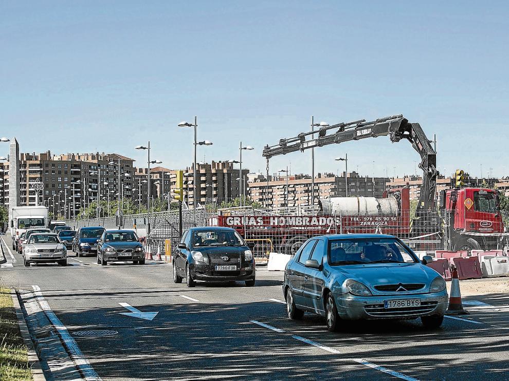 Las grúas ya están retirando secciones de las tuberías que discurren por el cajón central del puente de La Almozara.