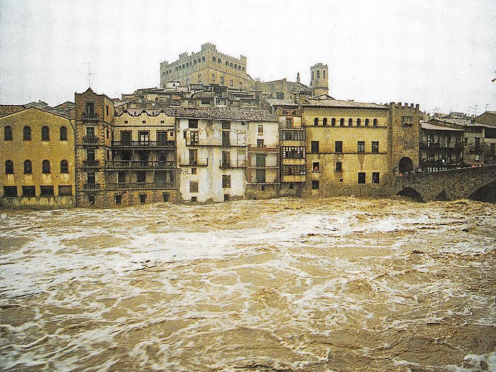 En la exposición se muestra la imagen de una de las últimas avenidas del Matarraña en Valderrobres.