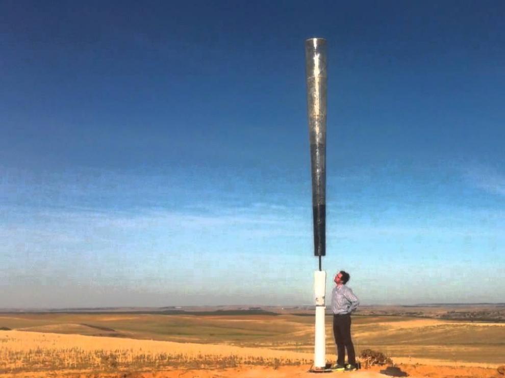 Un poste que oscila con el viento y genera electricidad.