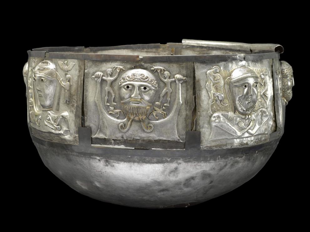 Caldero metálico de 1001 a. c. ornamentado con grabados de dioses y animales.