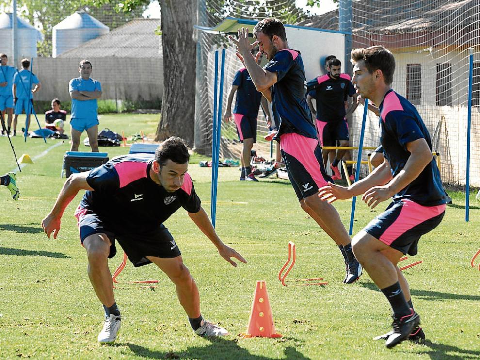 A pesar de haber comenzado ya la competición, los entrenamientos del conjunto oscense siguen contando con gran carga física. Ayer realizaron doble sesión, a las 10.00 y 18.30, en el campo del Instituto Montearagón, y hoy el equipo descansará por la mañana