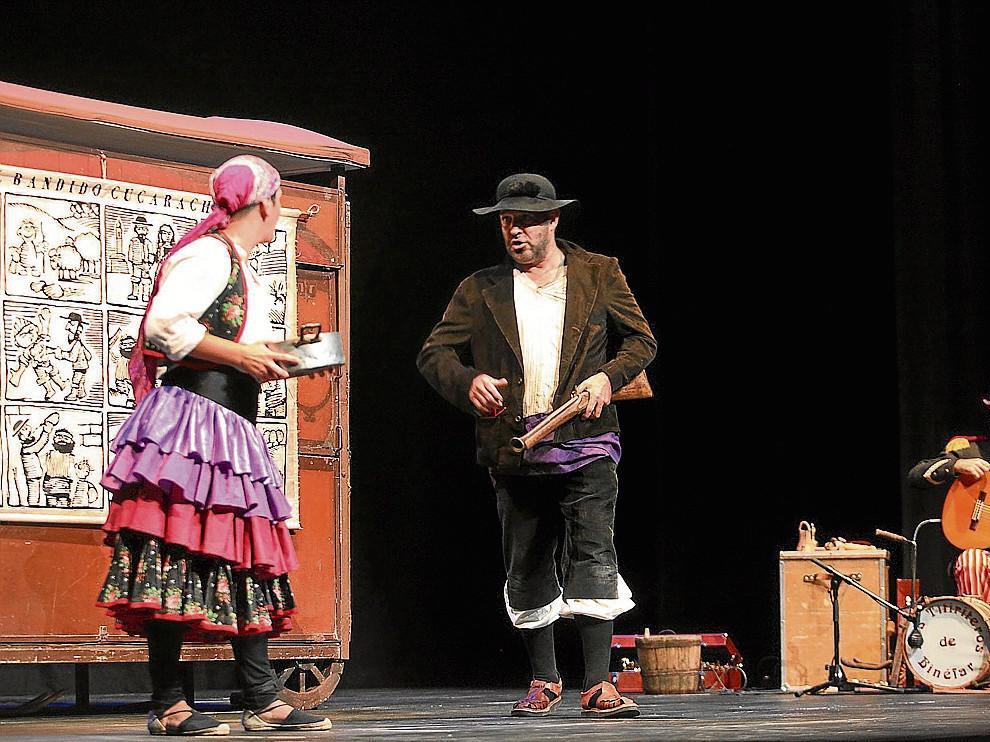 Los Titiriteros de Binéfar, que actuarán en Carabolas, durante su espectáculo 'En la boca del lobo'.