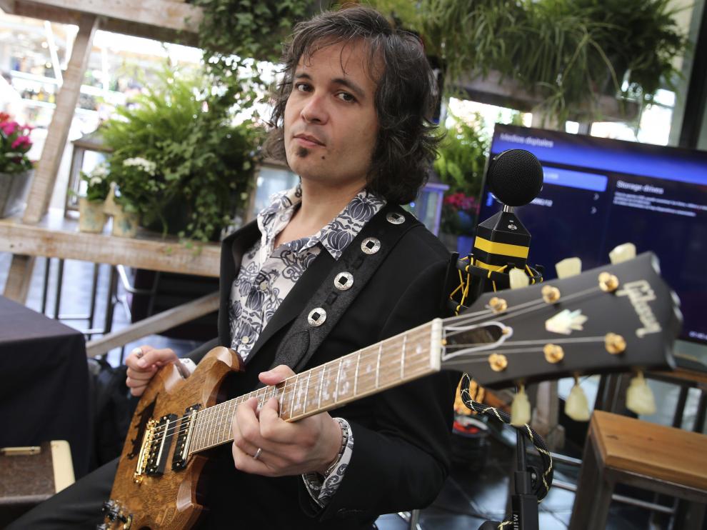 Una guitarra hecha con madera de barricas de vino