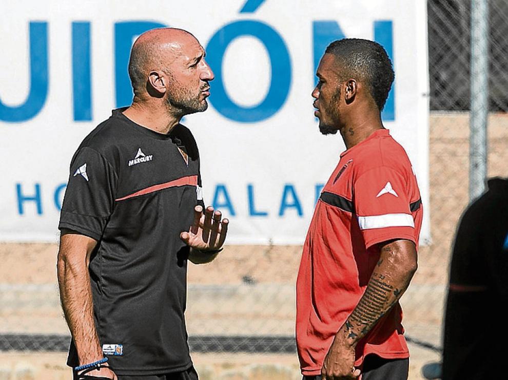 Hinestroza dialoga con Popovic en la Ciudad Deportiva.