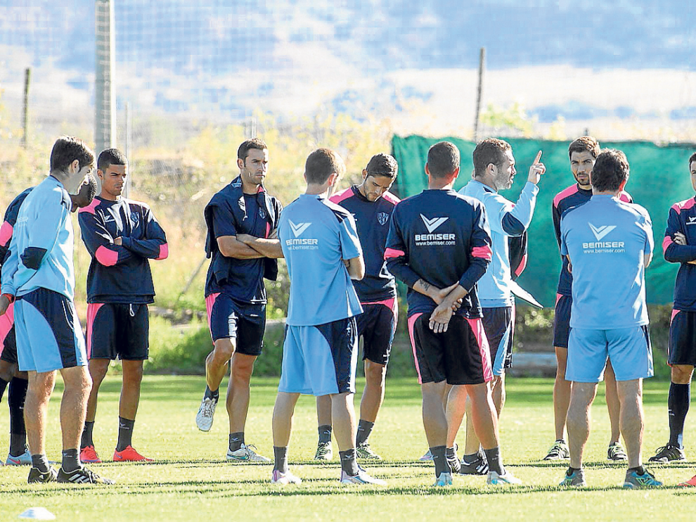 Tevenet está haciendo esta semana entrenamientos y charlas técnicas más largas de lo habitual para intentar cambiar la situación.
