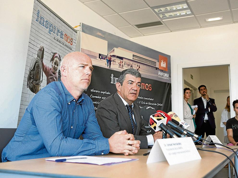 Ismael Hernández, presidente de la AMPA (de azul) y Enrique Bilbao, presidente de Ánfora.