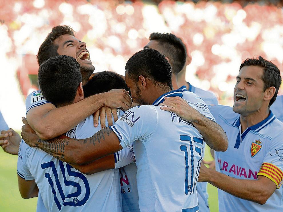 Los futbolistas del Real Zaragoza celebran el gol de Miranda abrazados a Cabrera, su autor.