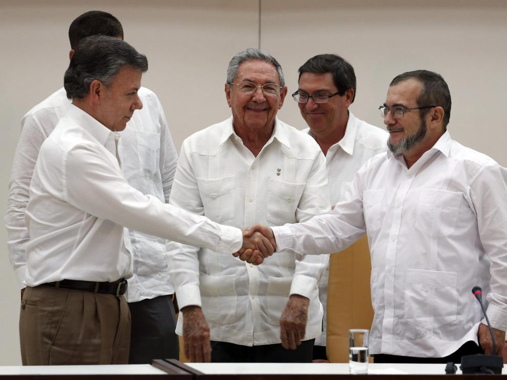 Histórico apretón de manos entre el presidente Santos y el líder de las FARC, Timochenko, en La Habana.