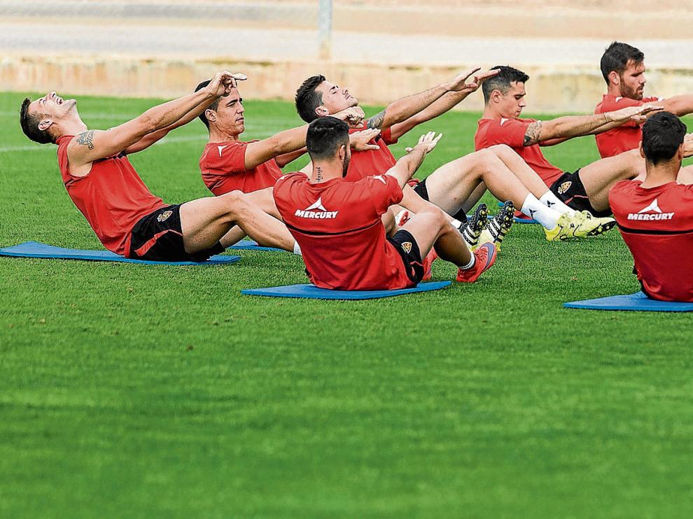 Los futbolistas del Real Zaragoza, en una singular imagen durante los estiramientos al final de un entrenamiento de la semana.