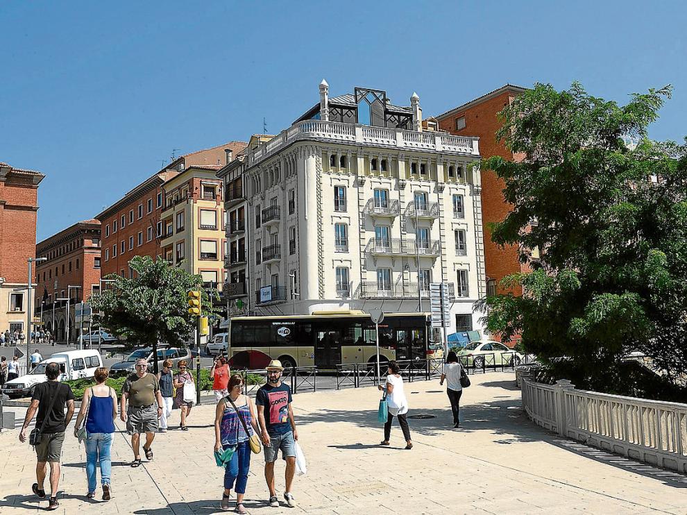 La Casa Mallén, que se divisa desde el Viaducto Viejo, ha recuperado su tonalidad original.