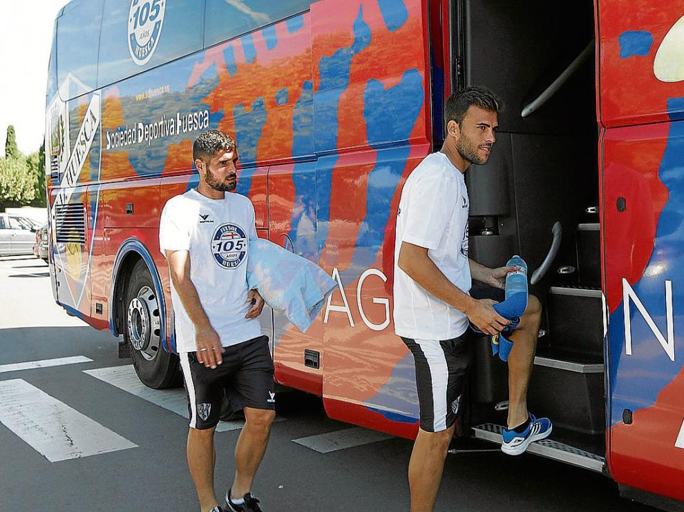 Fran Mérida y Carlos David, dos de las posibles novedades del once, subiendo ayer al autobús.