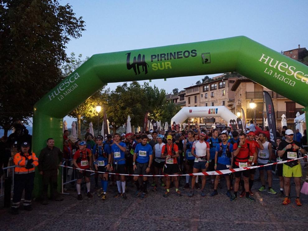 Salida de la carrera de la edición del año pasado en Alquézar, y un momento de la prueba.