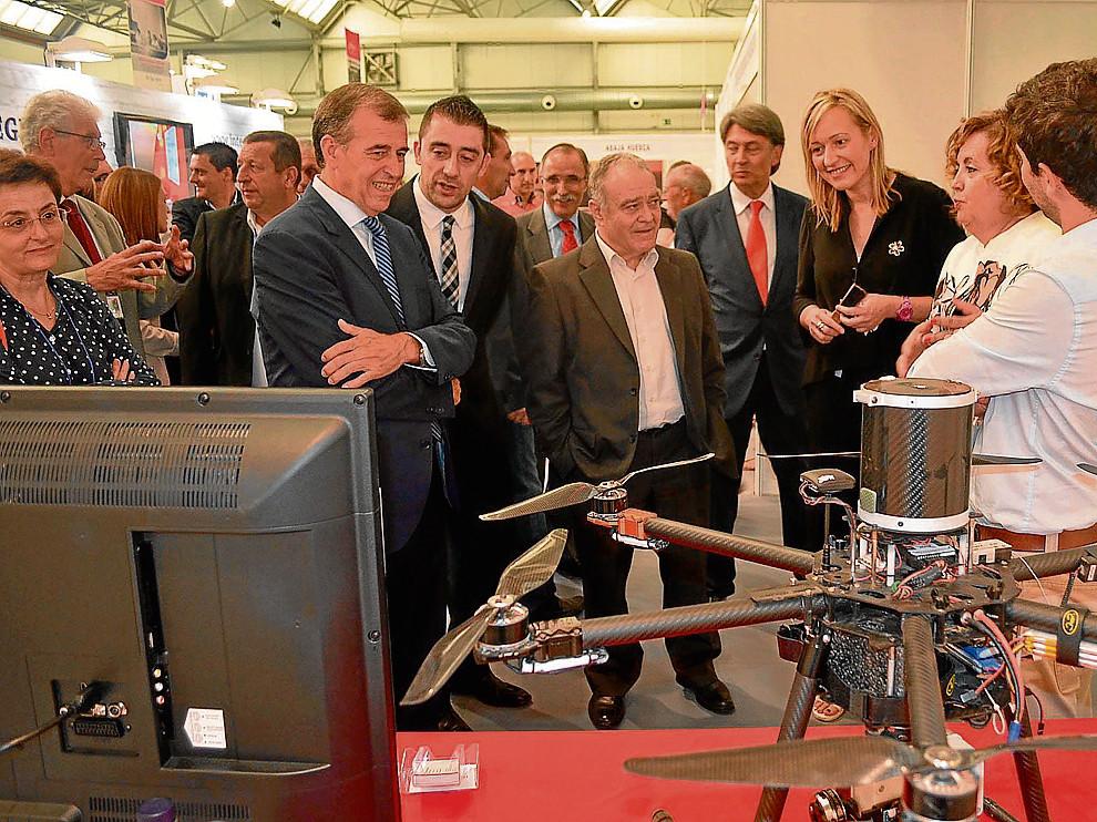 Marta Gastón tercera por la derecha, durante su visita ayer a Ferma, en Barbastro.
