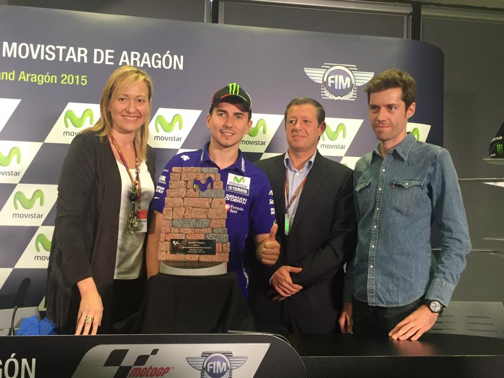 Movistar presenta un nuevo trofeo para el GP de Aragón