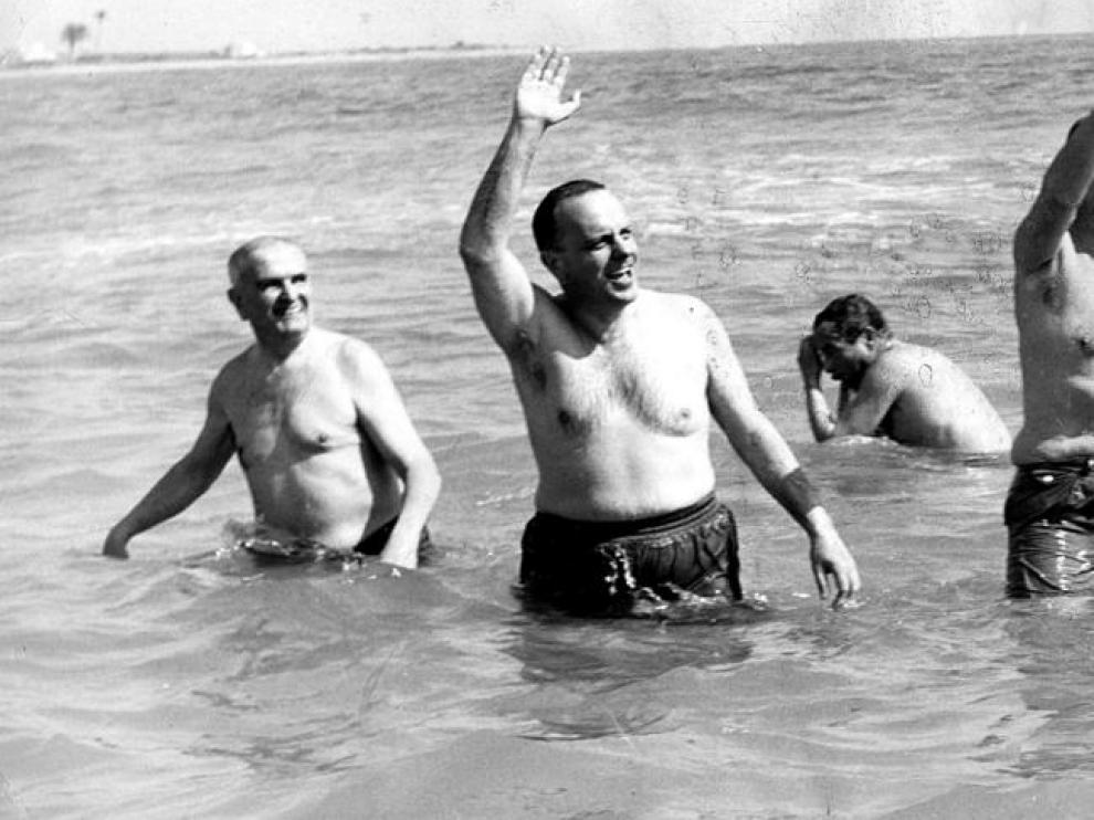 Manuel Fraga y el embajador de EE.UU. se bañan en la playa de Palomares.