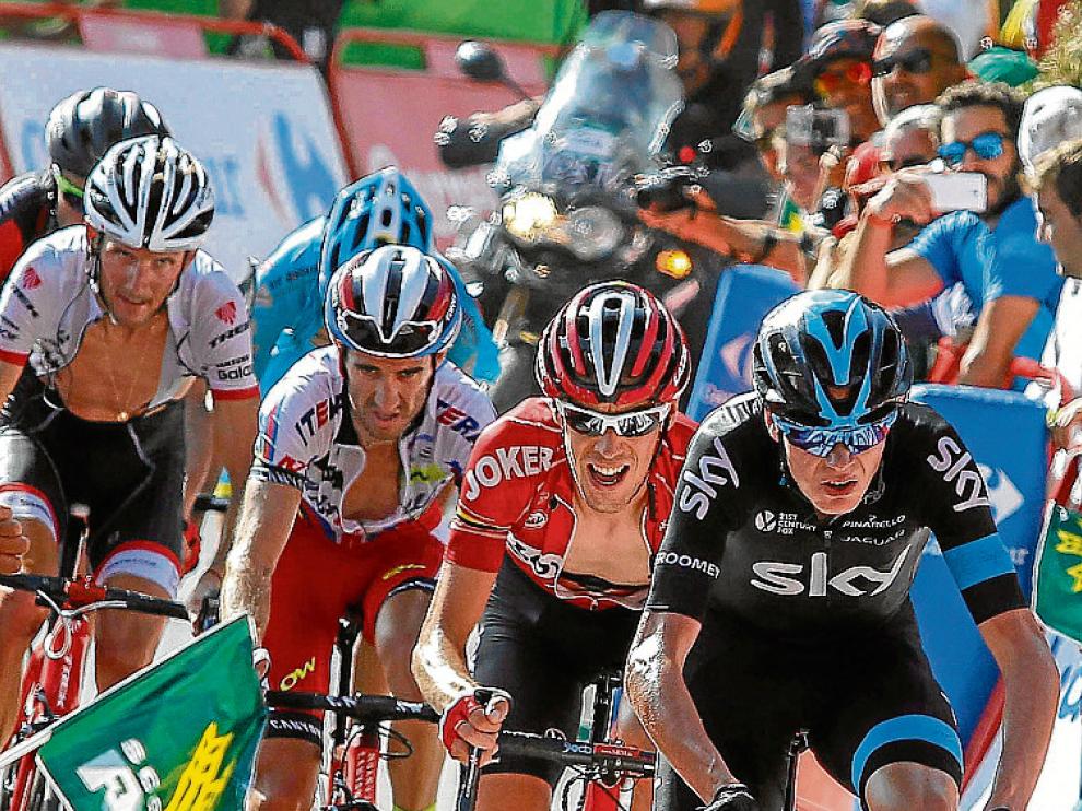Froome cede medio minuto. El británico (derecha) se dejó 27 segundos respecto al grupo de favoritos y 34 con el italiano Aru, tercero en meta.