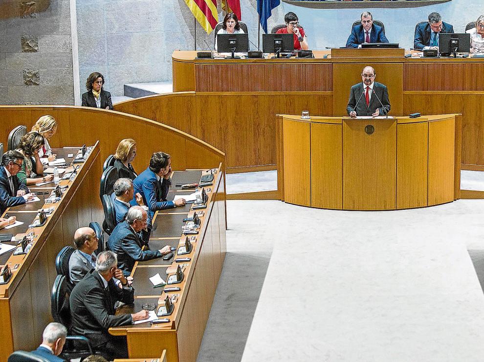 El presidente, Javier Lambán, durante su discurso de investidura.