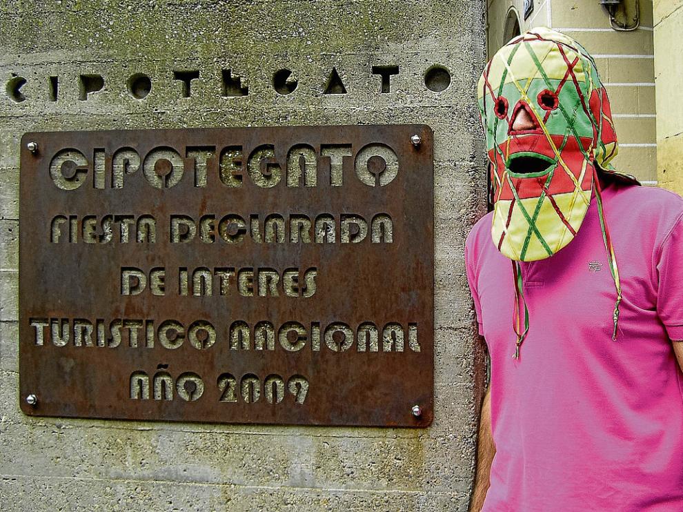 El anónimo Cipotegato, con su tradicional careta, en el monumento del centro de Tarazona.