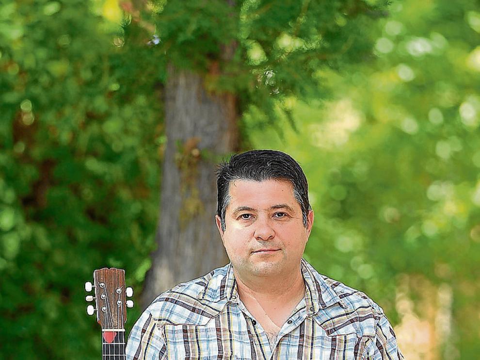 Fernando Cortel con su guitarrico.