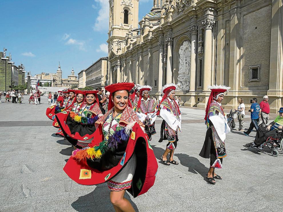 Participantes en la pasada edición del Eifolk, durante el desfile en la plaza del Pilar de Zaragoza.
