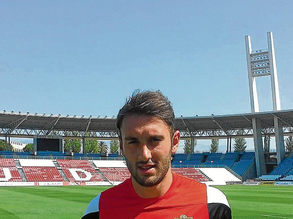 Eldin Hadzic posa en el estadio del Almería.