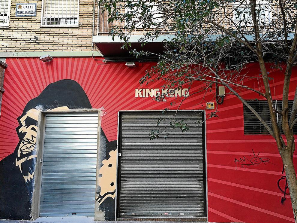 La fachada de la sala King Kong, con la nueva salida de emergencias izquierda, ayer por la tarde.