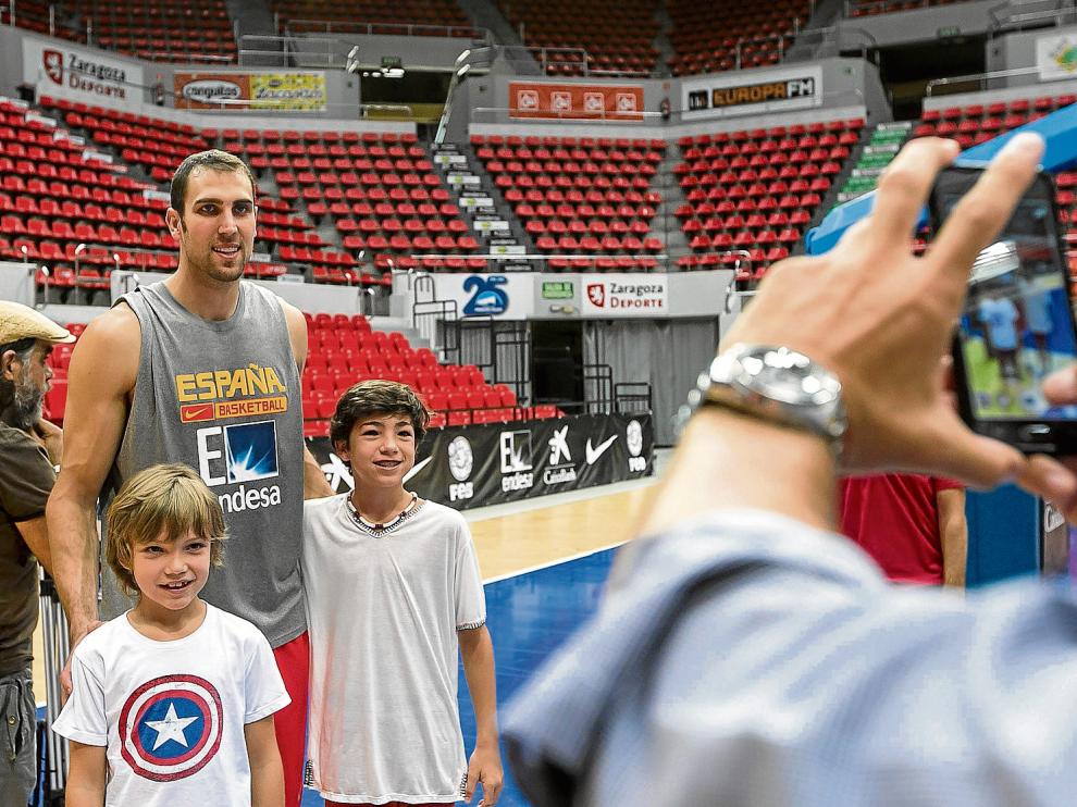 Pablo Aguilar posa con los aficionados, ayer en el pabellón Príncipe Felipe.