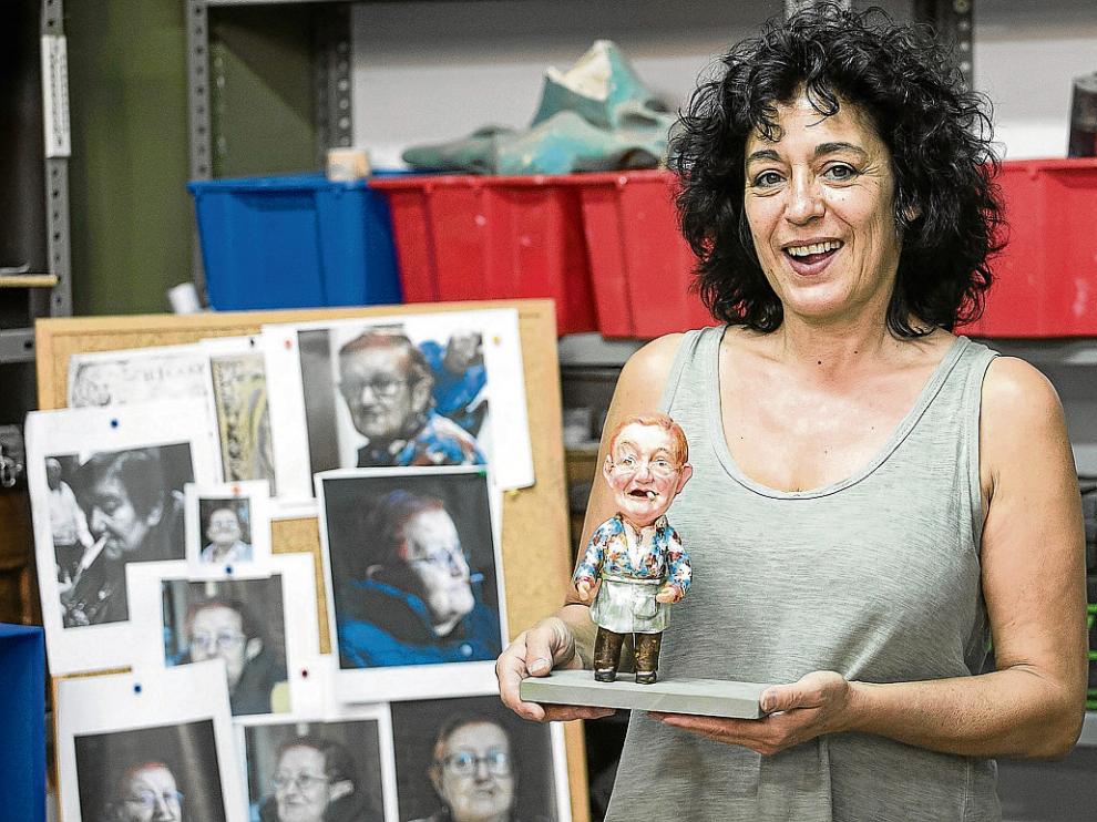 Ana Nicolás, en su taller del barrio Jesús, con las fotos de Serafina y el prototipo con el que ganó el concurso.
