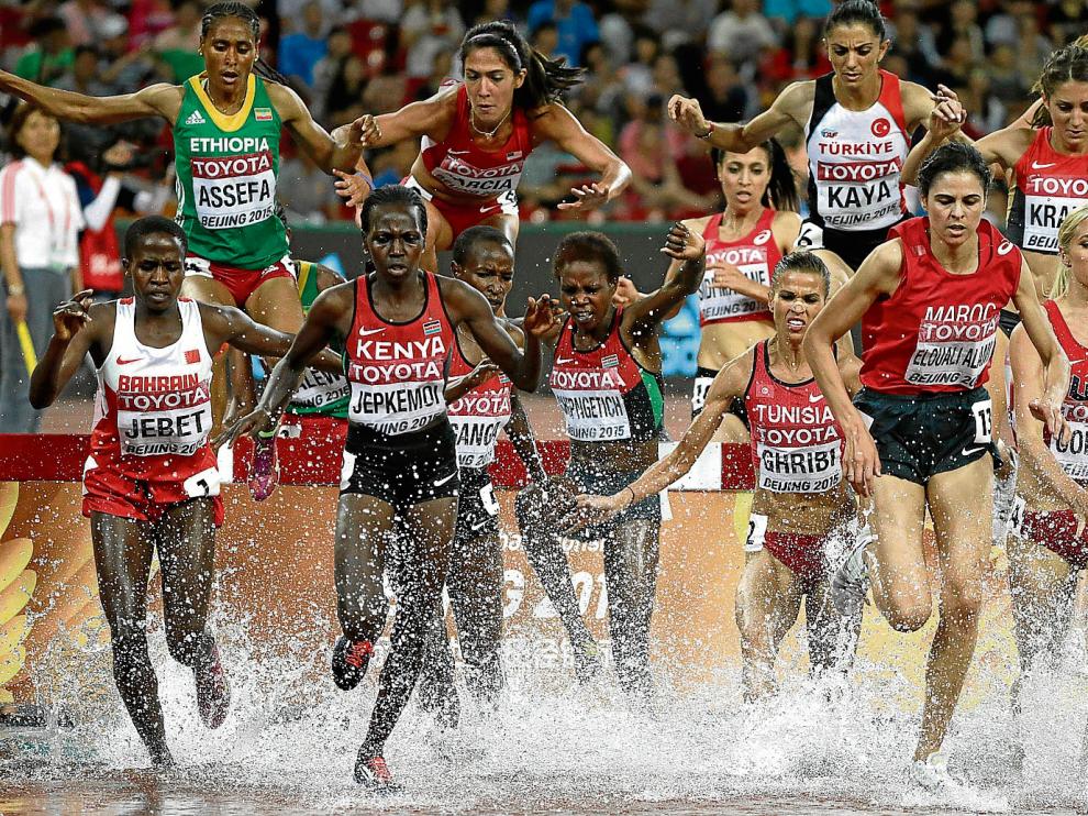 Un momento de la final de 3.000 metros obstáculos femeninos, disputada ayer.