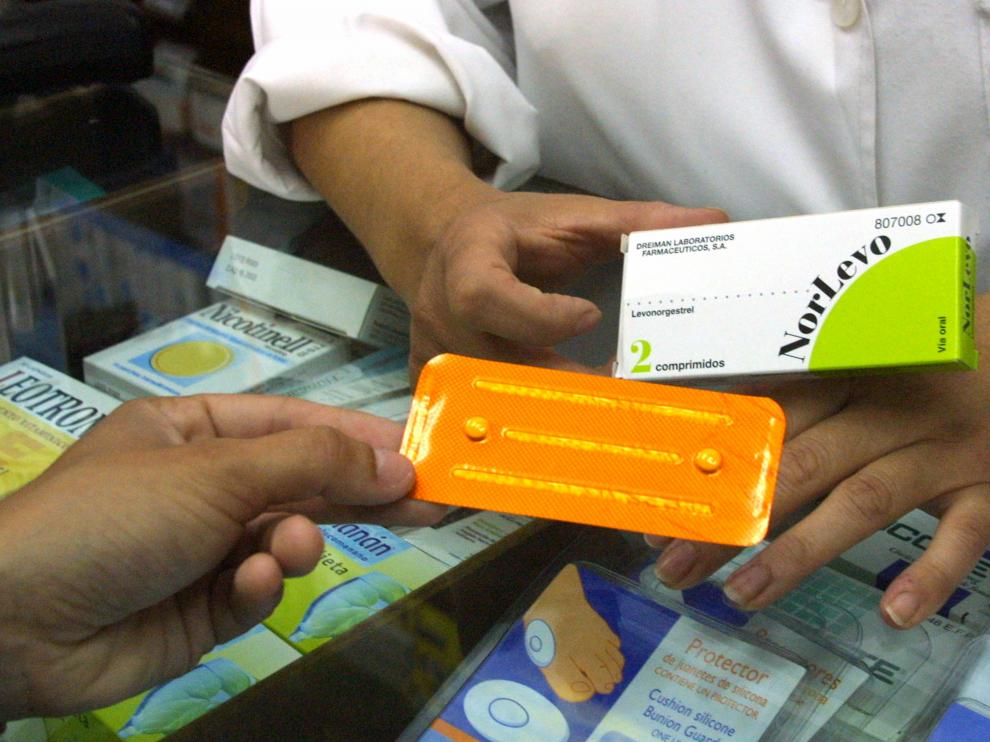 Un farmacéutico dispensa la píldora del día después.