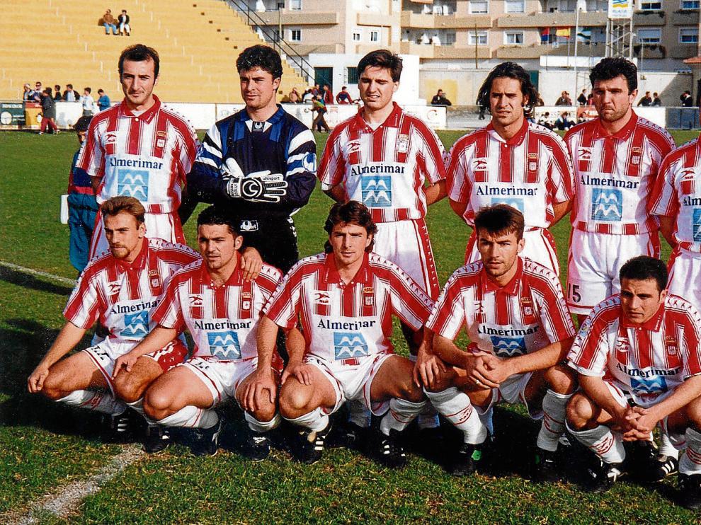 la voz de almería Ranko Popovic, en 1996. Esta imagen pertenece a una alineación titular del Almería la temporada 1996-1997. En ella aparece Ranko Popovic (primero por la izquierda en la parte superior)?, junto al portero Iru. Aquella temporada el conjunt