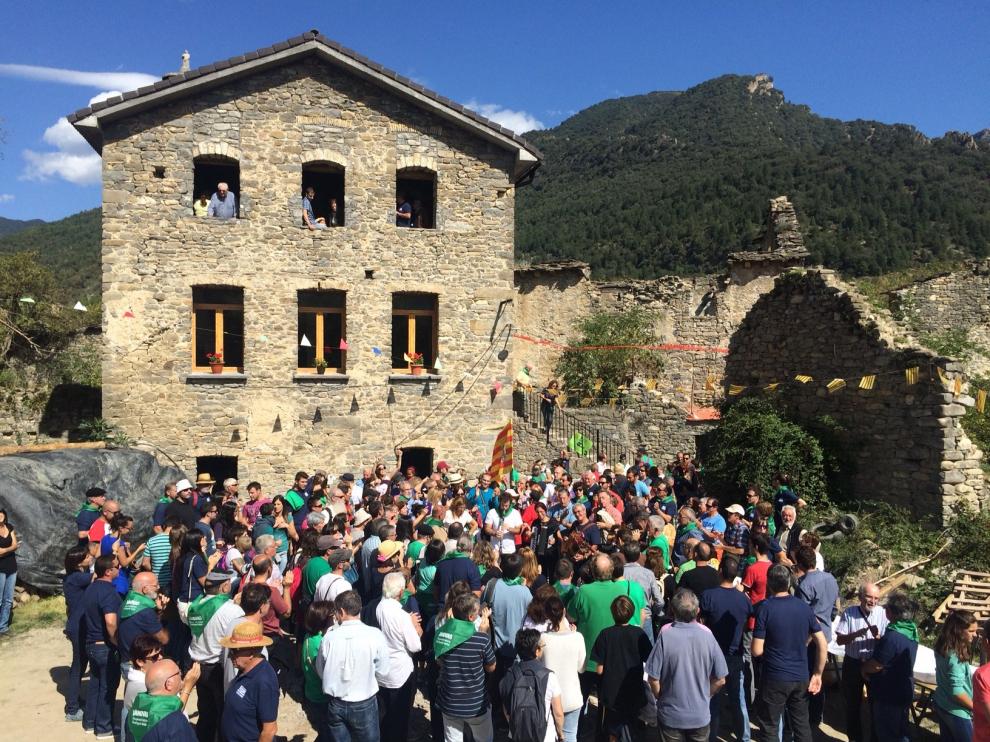 Trescientas personas se congregaron en la plaza, junto a la escuela ya reconstruida, para escuchar a los músicos.