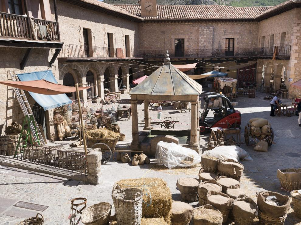 Los decorados han transformado la plaza de Albarracín en un mercado turco de principios del XX.