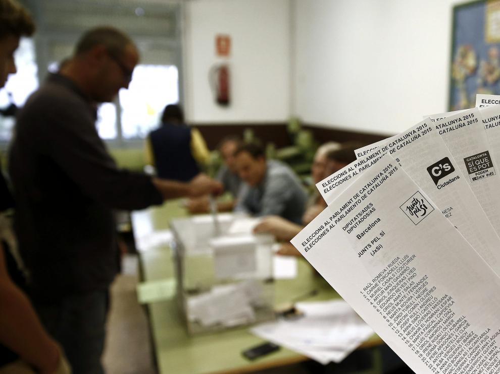 Abren las puertas los 2.697 colegios electorales del 27-S