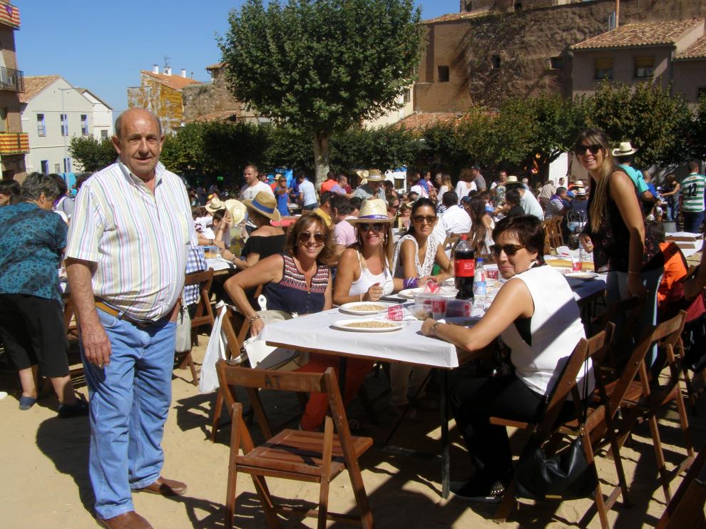 Cientos de personas han comido en la plaza del Puerto.