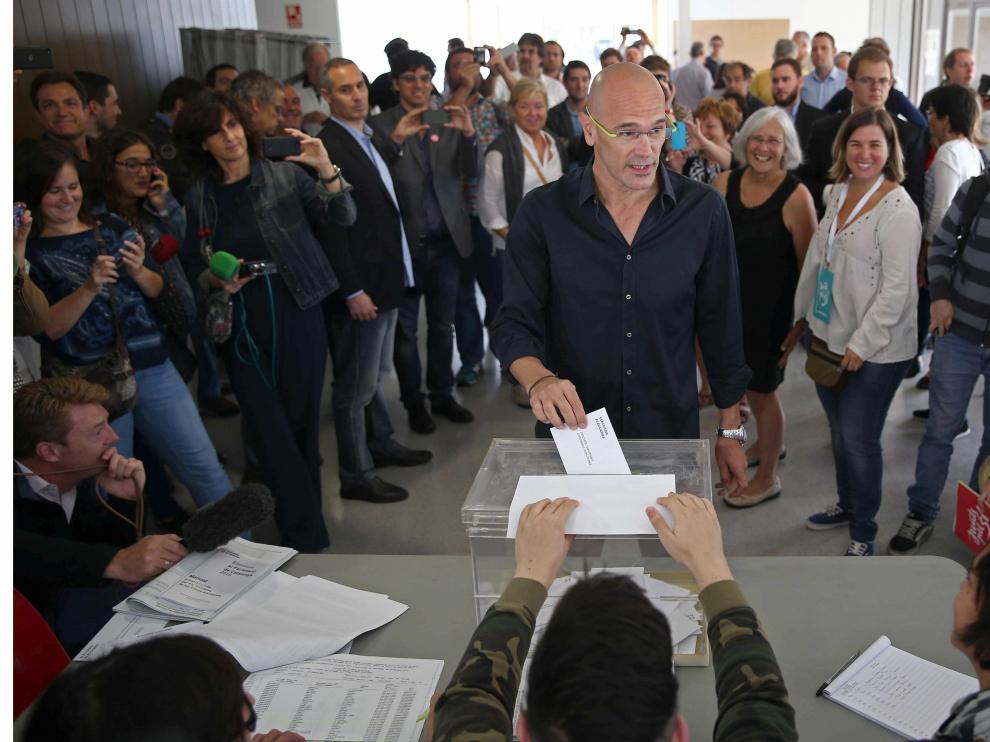 El cabeza de lista de Juntos por el Sí, Raúl Romeva, en el colegio electoral