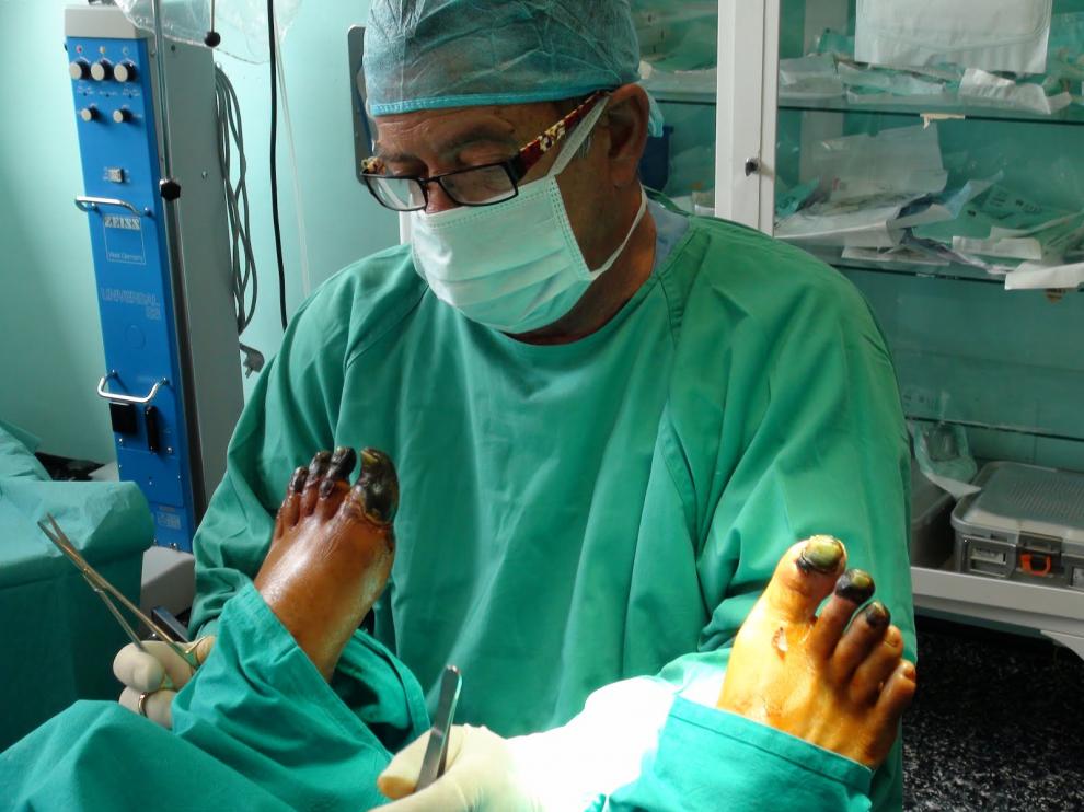 El doctor José Ramón Morandeira, en una imagen de archivo, curando las congelaciones de un paciente.