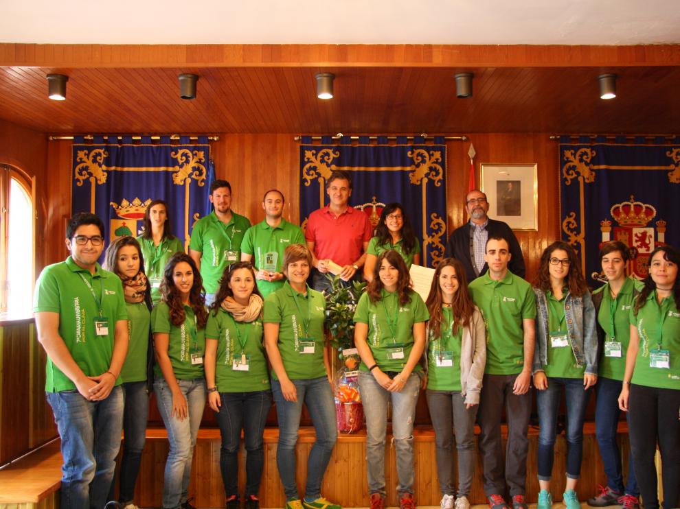 El alcalde de Utrillas, Joaquín Moreno, junto a Carlos González, director de la Oficina Verde y parte de los voluntarios de "La Caravana"