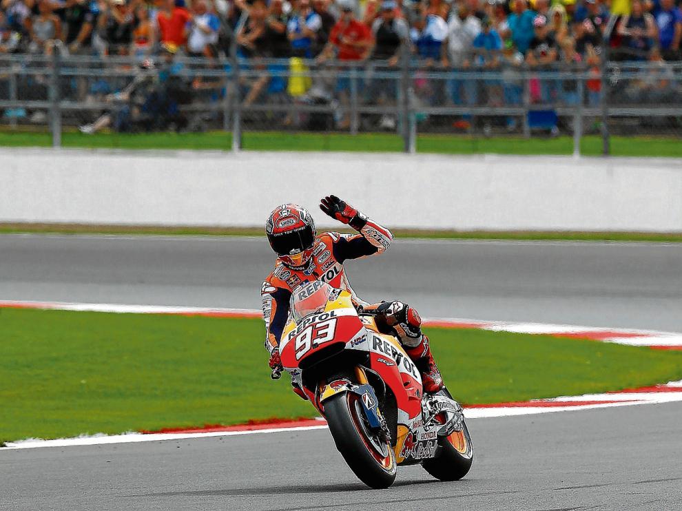 Marc Márquez saluda a los aficionados tras finalizar en primera posición la sesión de clasificación del GP de Gran Bretaña.