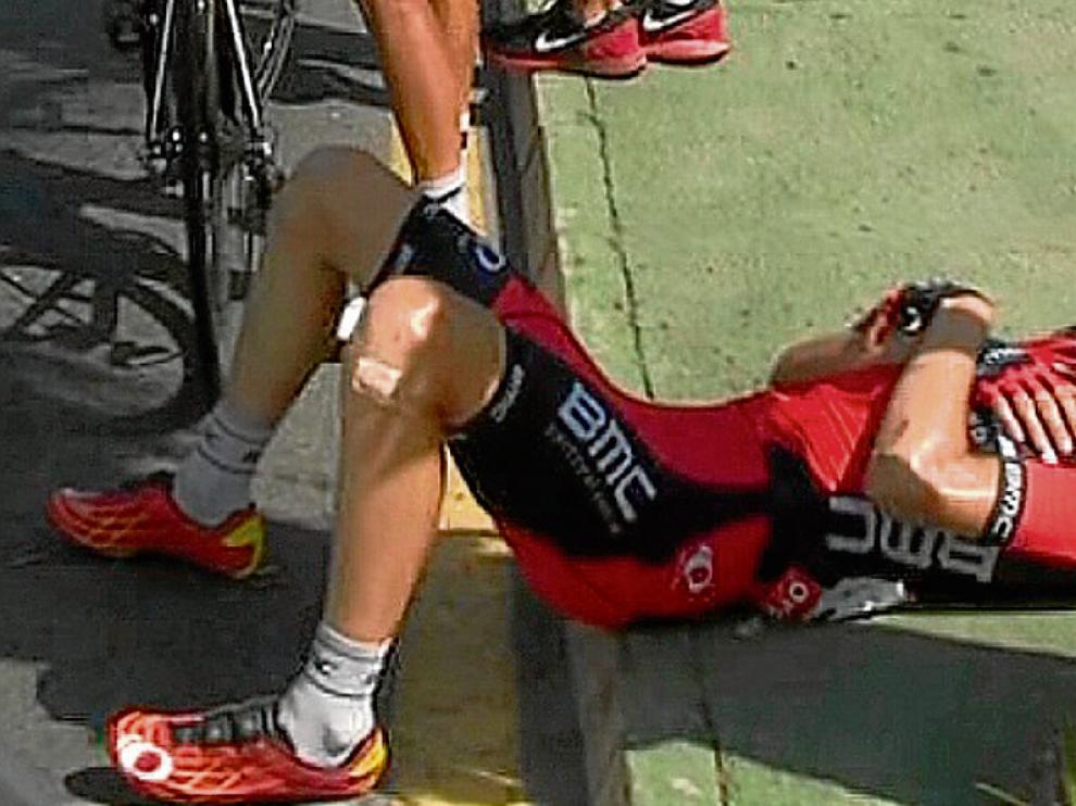 Kris Boeckmans. El ciclista belga del Lotto Soudal sufre una conmoción cerebral, tiene tres costillas rotas, una hemorragia en el pulmón y, según informó ayer su equipo, se encuentra en coma inducido por varios días.