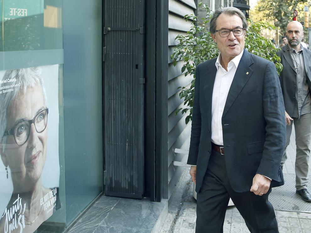 Artur Mas llegando solo a la sede de CDC.