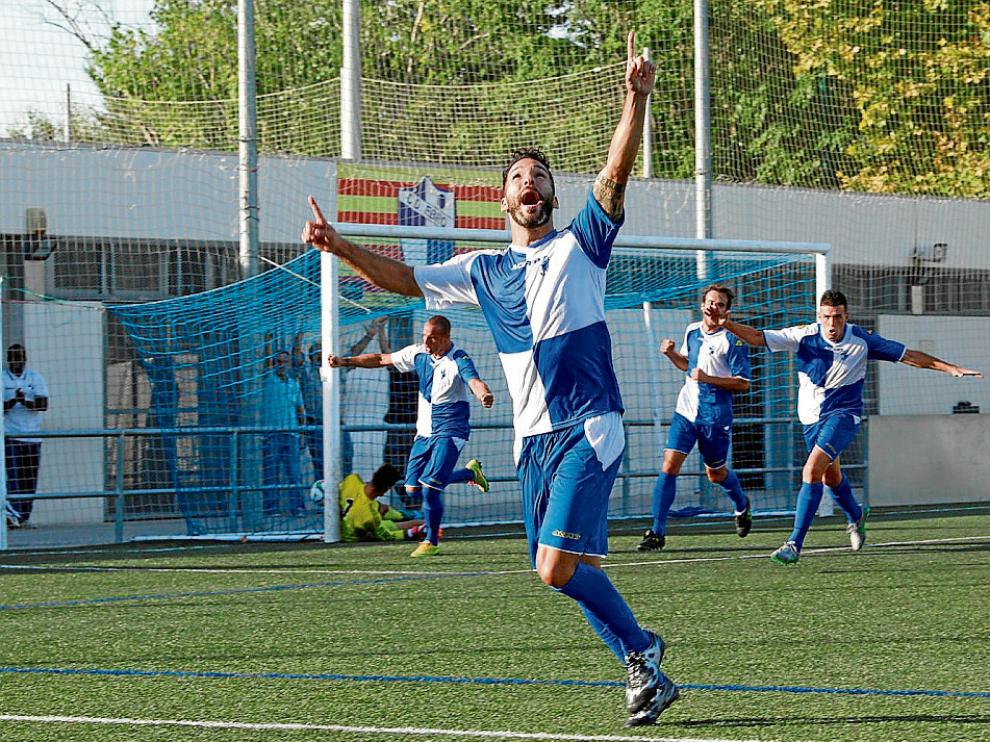 Nacho Lafita celebra el magistral tanto de falta directa.