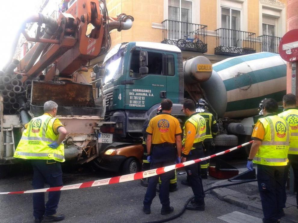 El camión homigonera siniestrado en la calle San Marcos de Chueca.
