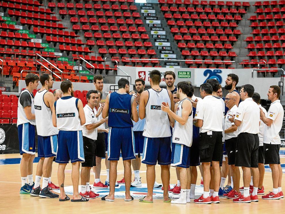 Los jugadores de la selección española hacen piña al final del entrenamiento de ayer en el pabellón Príncipe Felipe.