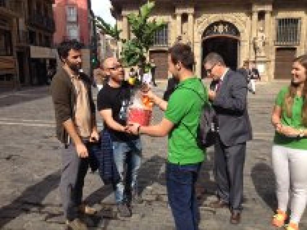 Entrega del árbol simbólico por parte de un voluntario al concejal.