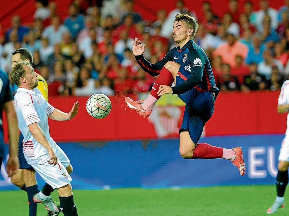 Griezmann intenta controlar un balón ante Krohn-Dheli.