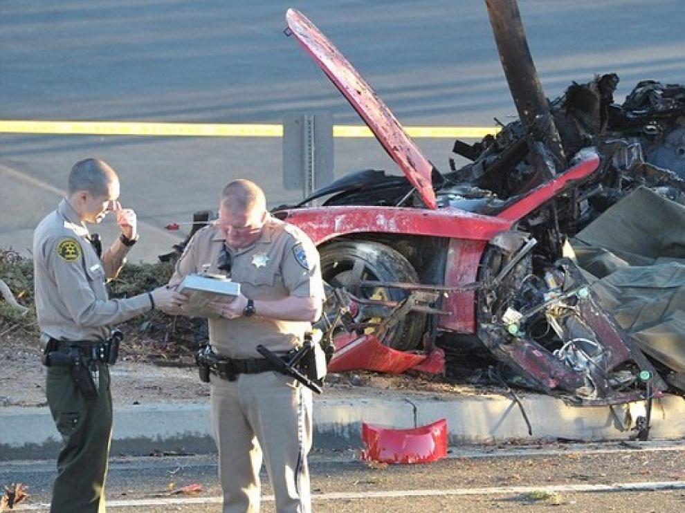 Estado en el que quedó el coche en el que perdieron la vida Paul Walker y un amigo.
