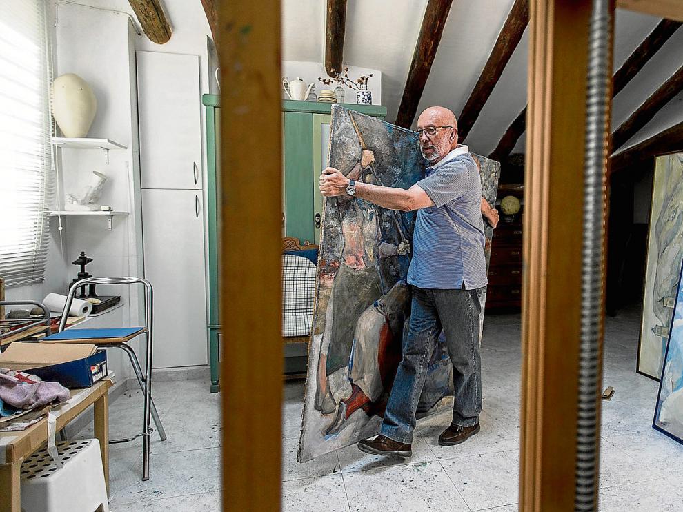Salavera, en su estudio, con uno de los cuadros que exhibirá en la retrospectiva que llevará a la Lonja para el Pilar.
