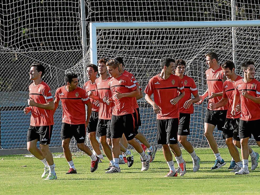 La plantilla del Real Zaragoza, ayer por la mañana durante el entrenamiento en la Ciudad Deportiva.